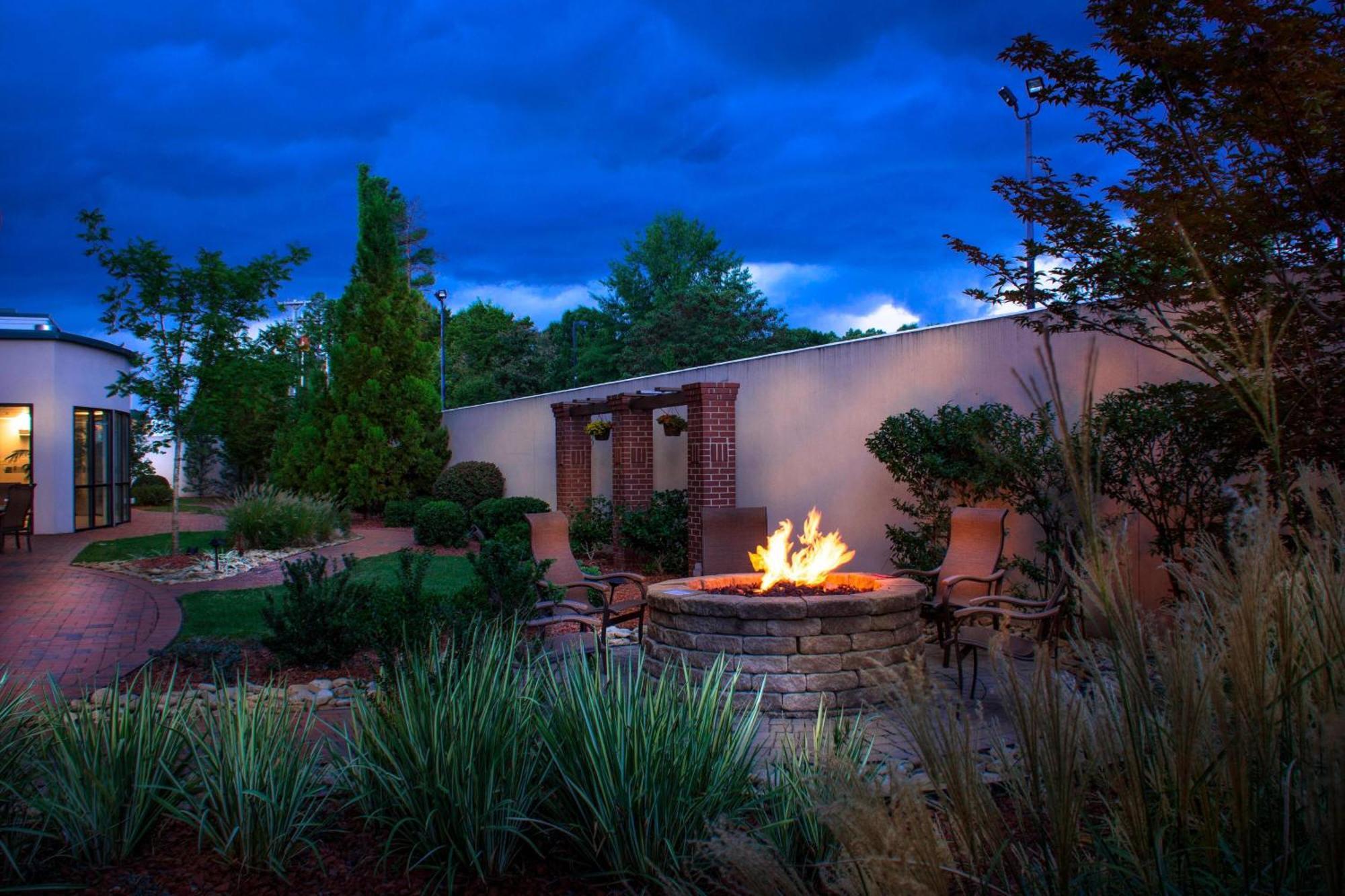 Courtyard Greensboro Airport Εξωτερικό φωτογραφία
