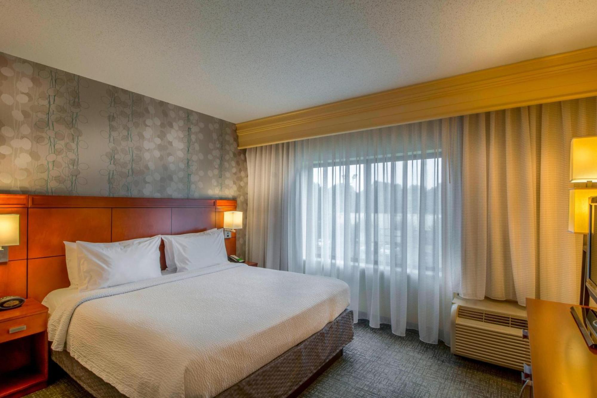 Courtyard Greensboro Airport Εξωτερικό φωτογραφία