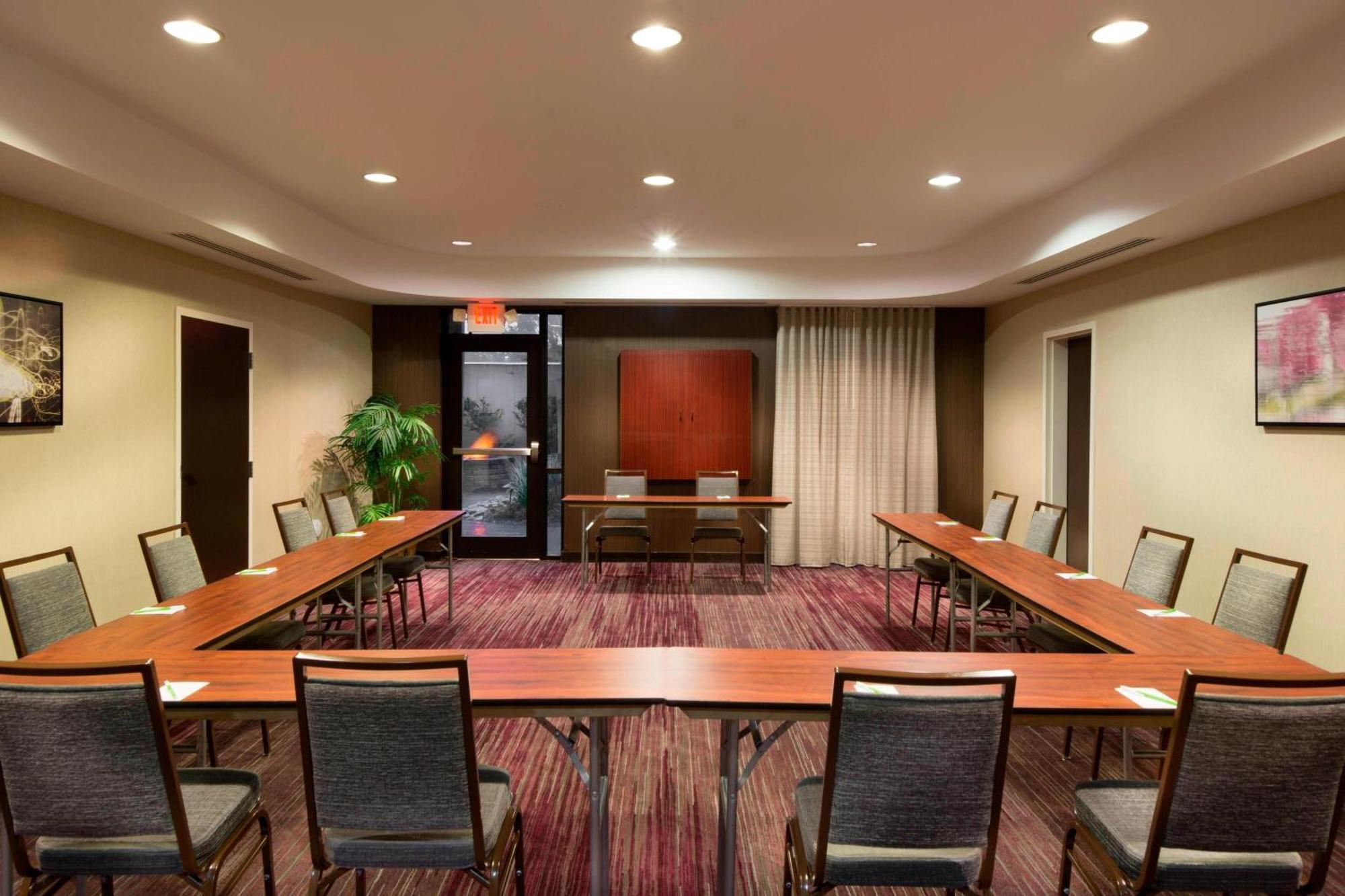 Courtyard Greensboro Airport Εξωτερικό φωτογραφία