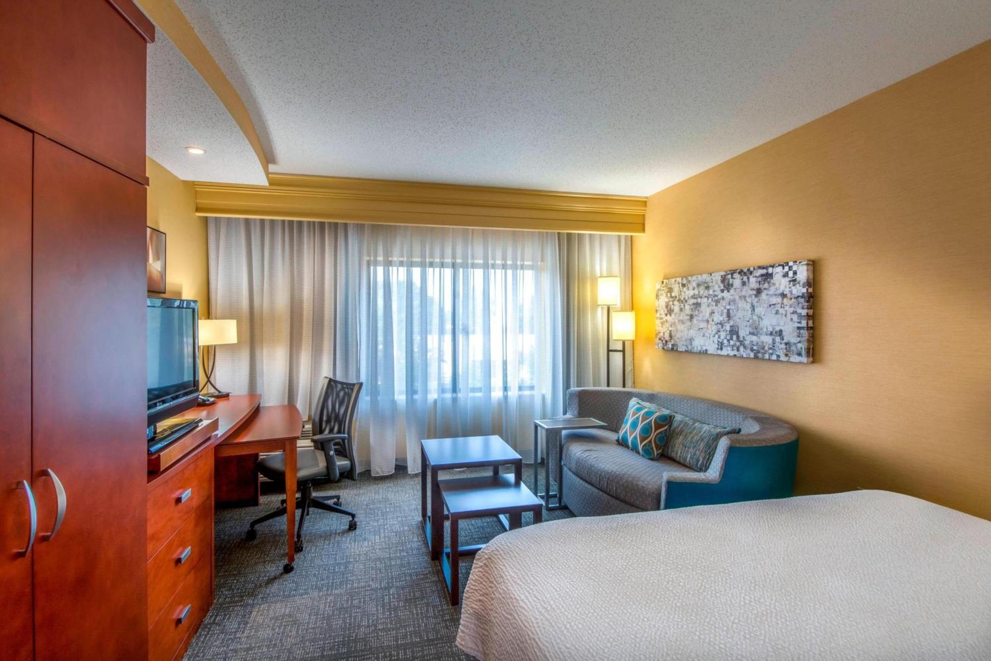 Courtyard Greensboro Airport Εξωτερικό φωτογραφία