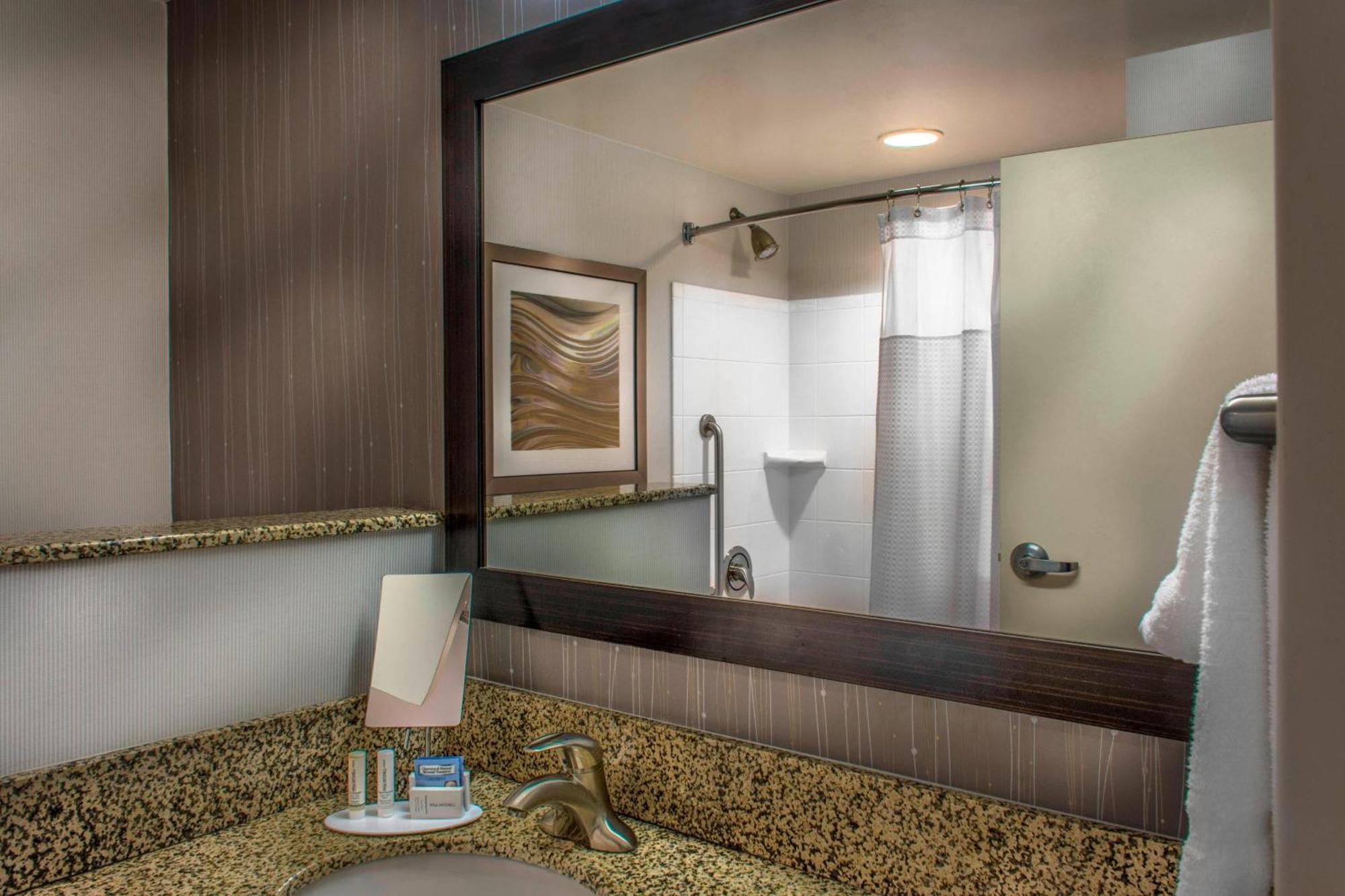 Courtyard Greensboro Airport Εξωτερικό φωτογραφία